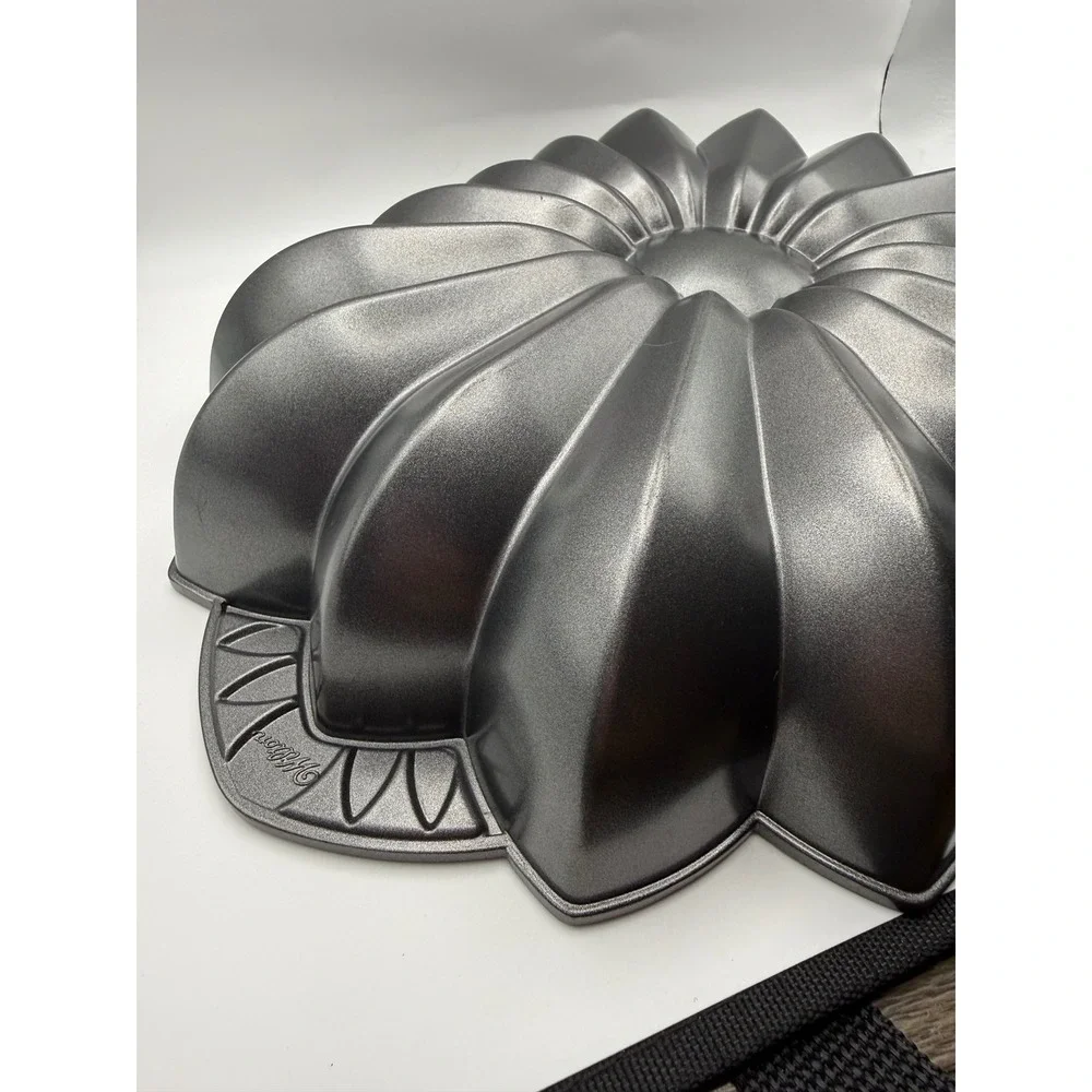 Wilton Flower Petal Cake Pan Cast Aluminum Non-Stick Gray Floral Baking Mold